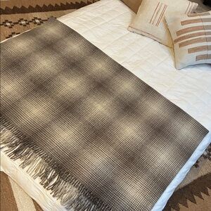 Pendleton 100% Wool Houndstooth Throw Blanket